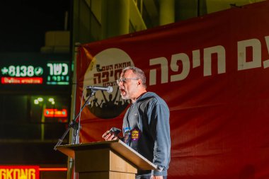 Hayfa, İsrail - 01 Mart 2025: Dan Adin, savaşın sona ermesi, rehine anlaşmasının tamamlanması ve yeni seçimler için düzenlenen protesto mitinginin bir parçası olarak kalabalığa sesleniyor. Hayfa, İsrail