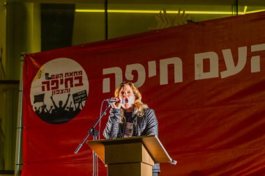 Hayfa, İsrail - 01 Mart 2025: Ayelet Feller Maimon, savaşı sona erdirme, rehine anlaşmasının tamamlanması ve yeni seçimler çağrısında bulunan bir protesto mitinginde kalabalığa seslendi. Hayfa, İsrail