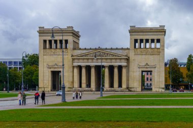 Münih, Almanya - 05 Ekim 2024: Münih, Bavyera, Almanya 'da yerli ve ziyaretçilerle birlikte Konigsplatz meydanı ve anıtlarının manzarası