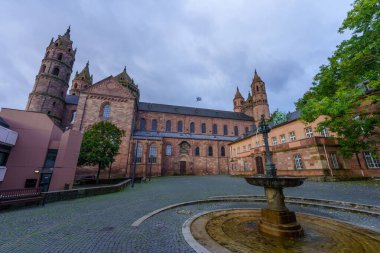Solucanlar, Rhineland-Palatinate, Almanya 'daki St. Peter Katedrali manzarası