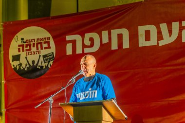 Hayfa, İsrail - 08 Mart 2025: Orni Petruschka, savaşı sona erdirme, rehine anlaşmasının tamamlanması ve yeni seçimler çağrısında bulunan bir protesto mitinginde kalabalığa seslendi. Hayfa, İsrail