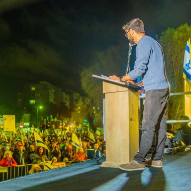 Hayfa, İsrail - 08 Mart 2025: Dr. Nir Barak kalabalığa hitaben yaptığı konuşmada, savaşın sona ermesi, rehine anlaşmasının tamamlanması ve yeni seçimler çağrısında bulundu. Hayfa, İsrail