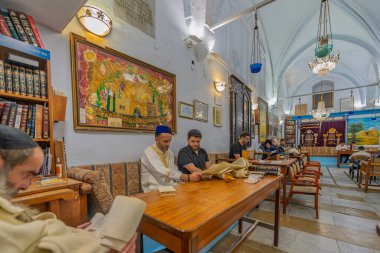 Güvenli, İsrail - 13 Mart 2025: Geleneksel Purim (Yahudi Tatili) eski Abuhav sinagogunda dualarla, megillah 'ın (Esther' in Parşömeni) okunuşuna katılın. Güvenli (Tzfat) İsrail