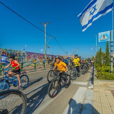 Daliyat al-Karmel, İsrail - 15 Mart 2025: Bisikletçiler İsrail 'in Daliyat el-Karmel kentinde düzenlenen Rehineler etkinliğine destek amacıyla bisiklet sürmeye katıldılar