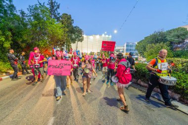 Hayfa, İsrail - 15 Mart 2025: Pembe Cephe grubunun sembolik domuz gösterisi, hükümeti domuz davranışlarıyla suçladı, Hayfa, İsrail 'deki yürüyüşün bir parçası olarak