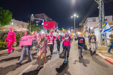 Hayfa, İsrail - 15 Mart 2025: Pembe Cephe grubunun sembolik domuz gösterisi, hükümeti domuz davranışlarıyla suçladı, Hayfa, İsrail 'deki yürüyüşün bir parçası olarak