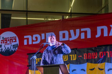 Hayfa, İsrail - 15 Mart 2025: Ran Harnevo, savaşın sona ermesi, rehine anlaşmasının tamamlanması ve yeni seçimler çağrısında bulunan bir protesto mitinginde kalabalığa seslendi. Hayfa, İsrail