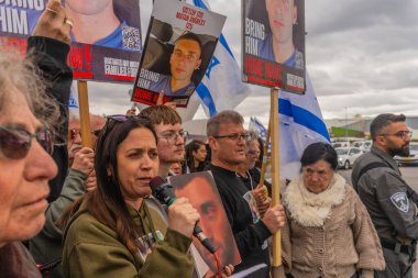 Ein HaMifratz, İsrail - 21 Mart 2025: Rehine Matan Angrest 'in ailesi İsrail' in Ein HaMifratz kentinde bir rehine destek toplantısında kalabalığa sesleniyor