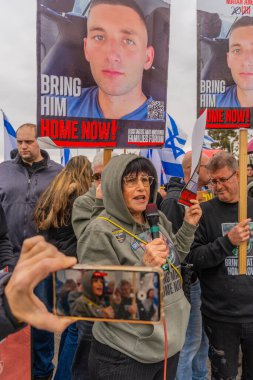 Ein HaMifratz, İsrail - 21 Mart 2025: Rehine Matan Angrest 'in ailesi İsrail' in Ein HaMifratz kentinde bir rehine destek toplantısında kalabalığa sesleniyor