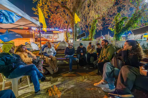 Hayfa, İsrail - 24 Mart 2025: 85 yaşındaki babası Boaz Zalmanovich ile çember oluşturma, gençlik ve öğrenci kampının bir parçası olarak rehin alma eyleminde bulundu. Hayfa, İsrail