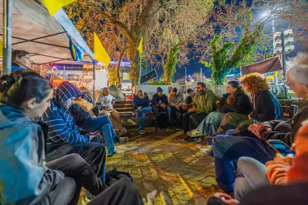 Hayfa, İsrail - 24 Mart 2025: 85 yaşındaki babası Boaz Zalmanovich ile çember oluşturma, gençlik ve öğrenci kampının bir parçası olarak rehin alma eyleminde bulundu. Hayfa, İsrail