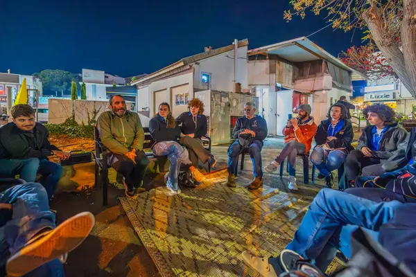 Hayfa, İsrail - 24 Mart 2025: 85 yaşındaki babası Boaz Zalmanovich ile çember oluşturma, gençlik ve öğrenci kampının bir parçası olarak rehin alma eyleminde bulundu. Hayfa, İsrail