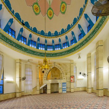 Jisr az-Zerkava, İsrail - 21 Mart 2025: Ömer ibn el-Khattab Camii 'nin Jisr az-Zerkava' daki iç görünümü, Kuzey İsrail
