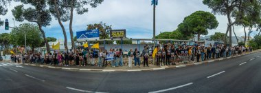 Hayfa, İsrail - 27 Mart 2025: Öğrenciler ve diğerleri lise kapısının önünde duruyor, Hamas aileleri tarafından kaçırılan gençlere yönelik destek (Hamas), Hayfa, İsrail