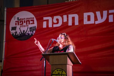 Hayfa, İsrail - 29 Mart 2025: Protesto lideri Gali Eshet Bazak kalabalığa hitaben yaptığı konuşmada, savaşı sona erdirme, rehine anlaşmasının tamamlanması ve yeni seçimler çağrısında bulundu. Hayfa, İsrail