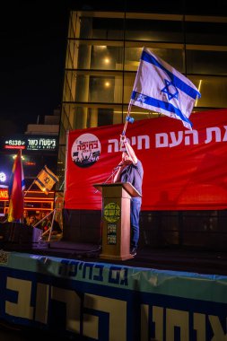 Hayfa, İsrail - 29 Mart 2025: MK Naor Shiri, savaşın sona ermesi, rehine anlaşmasının tamamlanması ve yeni seçimler çağrısında bulunan bir protesto mitinginde kalabalığa seslendi. Hayfa, İsrail