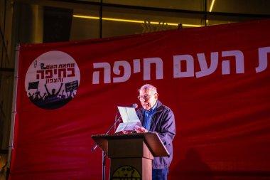 Hayfa, İsrail - 29 Mart 2025: Nobel ödüllü Prof. Hershko, savaşın sona ermesi, rehine anlaşmasının tamamlanması ve yeni seçimler için düzenlenen protesto mitinginin bir parçası olarak kalabalığa seslendi. Hayfa, İsrail