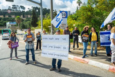 Hayfa, İsrail - 30 Mart 2025: Öğrenciler ve diğerleri, Hamas aileleri tarafından kaçırılan rehinelere destek olmak ve hükümet politikasına karşı gelmek için Technion kapısının dışında duruyorlar. Hayfa, İsrail