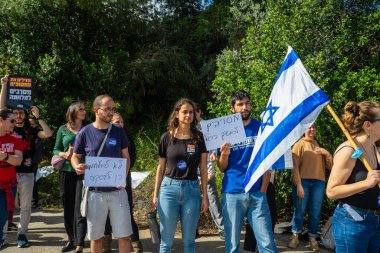 Hayfa, İsrail - 30 Mart 2025: Öğrenciler ve diğerleri, Hamas aileleri tarafından kaçırılan rehinelere destek olmak ve hükümet politikasına karşı gelmek için Technion kapısının dışında duruyorlar. Hayfa, İsrail