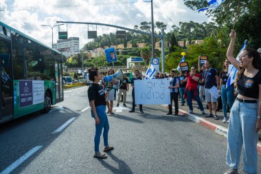 Hayfa, İsrail - 30 Mart 2025: Öğrenciler ve diğerleri, Hamas aileleri tarafından kaçırılan rehinelere destek olmak ve hükümet politikasına karşı gelmek için Technion kapısının dışında duruyorlar. Hayfa, İsrail