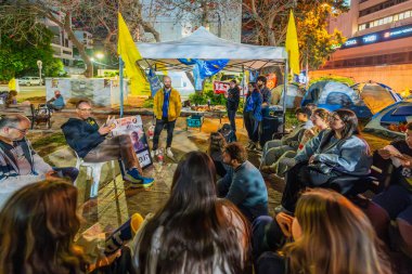 Hayfa, İsrail - 31 Mart 2025: Gençlik kampının bir parçası olan Oded Lifshitz 'in yeğeni Gadi Amihai ile konuşmak, rehine desteği. Hayfa, İsrail