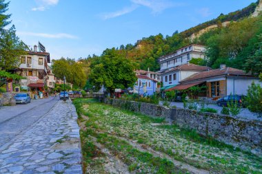 Melnik, Bulgaristan - 27 Eylül 2023: Bulgaristan 'ın güneyindeki Melnik, Pirin Dağları' nda tipik binalara sahip bir caddenin görüntüsü