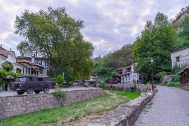 Melnik, Bulgaristan - 29 Eylül 2023: Bulgaristan 'ın güneyindeki Melnik, Pirin Dağları' nda tipik binalara sahip bir caddenin gün doğumu manzarası