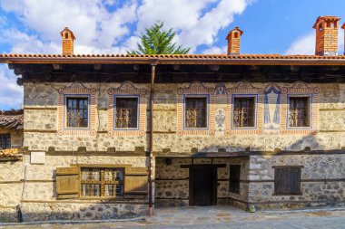 Bansko, Bulgaristan - 30 Eylül 2023: Bulgaristan 'ın güneybatısındaki Bansko kentinde tipik binalara sahip bir caddeye bakmak