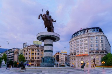 Üsküp, Kuzey Makedonya - 06 Ekim 2023: Makedonya Meydanı 'nın gün doğumu manzarası, Büyük İskender heykeli, Üsküp, Kuzey Makedonya
