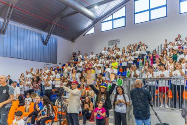 Kiryat Bialik, İsrail - 4 Nisan 2025: Hamas tarafından rehin alınan Matan Angrest 'i destekleyen Matan yarışında insanlar ayakta alkışlıyor. Kiryat Bialik, İsrail