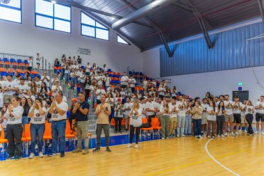 Kiryat Bialik, İsrail - 4 Nisan 2025: Hamas tarafından rehin alınan Matan Angrest 'i destekleyen Matan yarışında insanlar ayakta alkışlıyor. Kiryat Bialik, İsrail