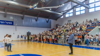 Kiryat Bialik, İsrail - 4 Nisan 2025: Hamas tarafından rehin alınan Matan Angrest 'i destekleyen Matan yarışında insanlar ayakta alkışlıyor. Kiryat Bialik, İsrail