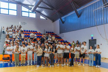 Kiryat Bialik, İsrail - 4 Nisan 2025: Hamas tarafından rehin alınan Matan Angrest 'i destekleyen Matan yarışında insanlar ayakta alkışlıyor. Kiryat Bialik, İsrail