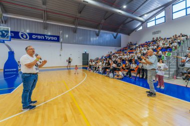 Kiryat Bialik, İsrail - 4 Nisan 2025: Belediye Başkanı, Hamas tarafından rehin alınan Matan Angrest 'i desteklemek amacıyla Matan yarışında kalabalığa seslendi. Kiryat Bialik, İsrail