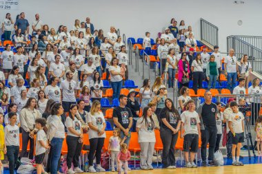 Kiryat Bialik, İsrail - 4 Nisan 2025: Hamas tarafından rehin alınan Matan Angrest 'i desteklemek amacıyla Matan yarışında milli marşı söylemek. Kiryat Bialik, İsrail