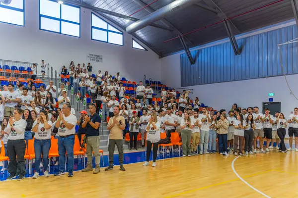 Kiryat Bialik, İsrail - 4 Nisan 2025: Hamas tarafından rehin alınan Matan Angrest 'i destekleyen Matan yarışında insanlar ayakta alkışlıyor. Kiryat Bialik, İsrail