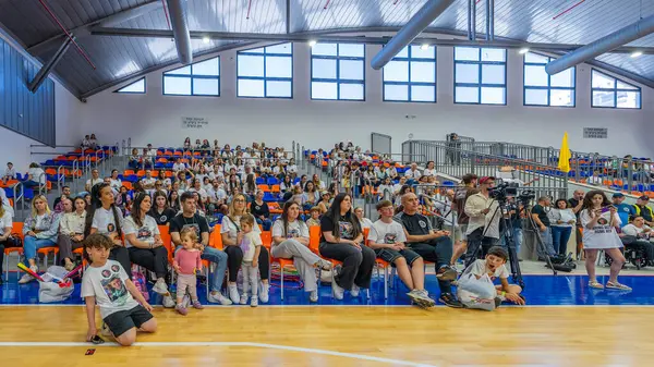 Kiryat Bialik, İsrail - 4 Nisan 2025: Hamas tarafından rehin alınan Matan Angrest 'i desteklemek amacıyla Matan yarışına insanlar katılıyor. Kiryat Bialik, İsrail