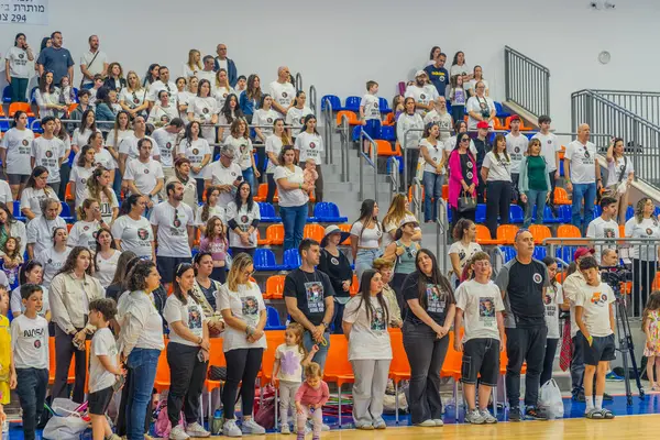 Kiryat Bialik, İsrail - 4 Nisan 2025: Hamas tarafından rehin alınan Matan Angrest 'i desteklemek amacıyla Matan yarışında milli marşı söylemek. Kiryat Bialik, İsrail