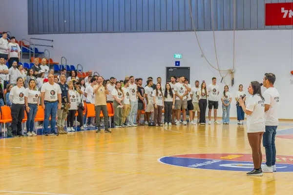 Kiryat Bialik, İsrail - 4 Nisan 2025: Hamas tarafından rehin alınan Matan Angrest 'i desteklemek amacıyla Matan yarışında milli marşı söylemek. Kiryat Bialik, İsrail