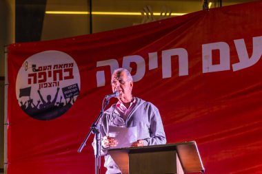 Hayfa, İsrail - 5 Nisan 2025: Gidi Ehrenhalt, savaşın sona ermesi, rehine anlaşmasının tamamlanması ve yeni seçimler için düzenlenen protesto mitinginin bir parçası olarak kalabalığa sesleniyor. Hayfa, İsrail