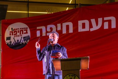 Hayfa, İsrail - Nisan 05, 2025: Dr. Oren Yehi-Şalom kalabalığa hitaben yaptığı konuşmada, savaşı bitirme, rehine anlaşmasının tamamlanması ve yeni seçimler çağrısında bulundu. Hayfa, İsrail