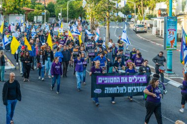 Hayfa, İsrail - Nisan 05, 2025: İnsanlar savaşın sona ermesi, rehine anlaşmasının tamamlanması ve yeni seçimler çağrısında bulunan bir protesto yürüyüşüne katılıyor. Hayfa, İsrail