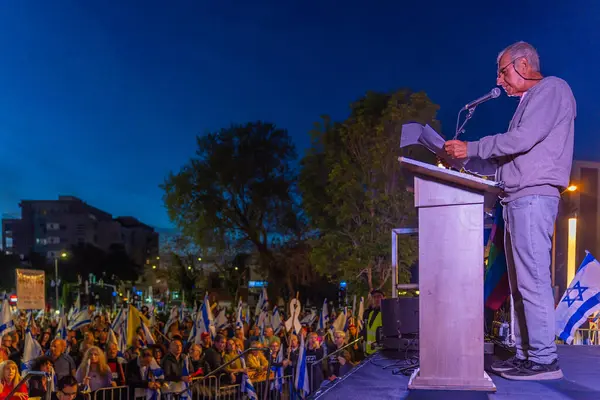 Hayfa, İsrail - 5 Nisan 2025: Gidi Ehrenhalt, savaşın sona ermesi, rehine anlaşmasının tamamlanması ve yeni seçimler için düzenlenen protesto mitinginin bir parçası olarak kalabalığa sesleniyor. Hayfa, İsrail