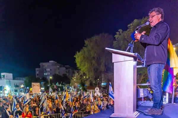 Hayfa, İsrail - Nisan 05, 2025: Dr. Oren Yehi-Şalom kalabalığa hitaben yaptığı konuşmada, savaşı bitirme, rehine anlaşmasının tamamlanması ve yeni seçimler çağrısında bulundu. Hayfa, İsrail