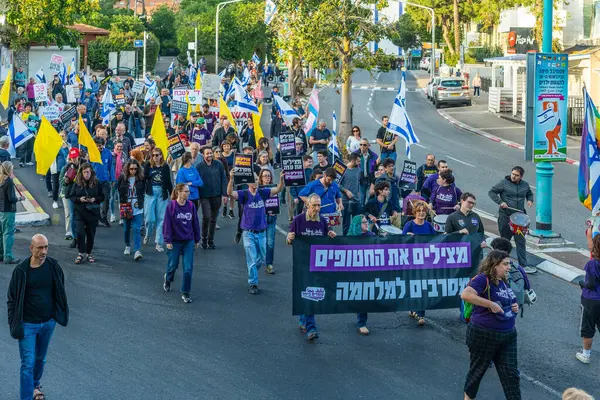 Hayfa, İsrail - Nisan 05, 2025: İnsanlar savaşın sona ermesi, rehine anlaşmasının tamamlanması ve yeni seçimler çağrısında bulunan bir protesto yürüyüşüne katılıyor. Hayfa, İsrail