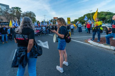 Hayfa, İsrail - Nisan 05, 2025: Protesto lideri Rotem Perelman - Farhi kalabalığa sesleniyor, savaşı sona erdirme, rehine anlaşmasının tamamlanması ve yeni seçimler çağrısında bulunuyor. Hayfa, İsrail