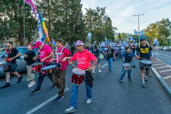 Hayfa, İsrail - Nisan 05, 2025: İnsanlar savaşın sona ermesi, rehine anlaşmasının tamamlanması ve yeni seçimler çağrısında bulunan bir protesto yürüyüşüne (Pembe Cephe Grubu) katılıyor. Hayfa, İsrail