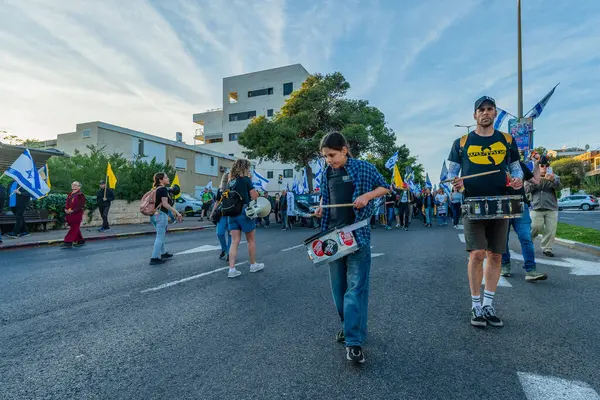 Hayfa, İsrail - Nisan 05, 2025: Çeşitli tabela ve bayraklara sahip insanlar savaşın sona ermesi, rehine anlaşmasının tamamlanması ve yeni seçimler için düzenlenen protesto mitingine katıldılar. Hayfa, İsrail