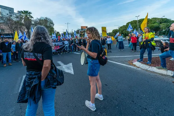 Hayfa, İsrail - Nisan 05, 2025: Protesto lideri Rotem Perelman - Farhi kalabalığa sesleniyor, savaşı sona erdirme, rehine anlaşmasının tamamlanması ve yeni seçimler çağrısında bulunuyor. Hayfa, İsrail