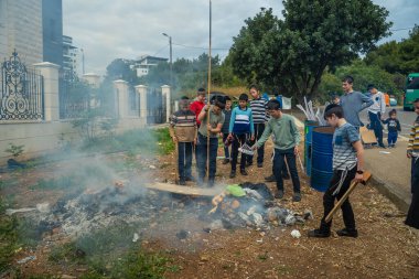 Hayfa, İsrail - 11 Nisan 2025: Yahudi erkekler Hayfa, İsrail 'de Biur (yanan) Chametz (mayalanmış yiyecekler) töreni düzenledi. Bu Fısıh bayramı geleneklerinin bir parçası.